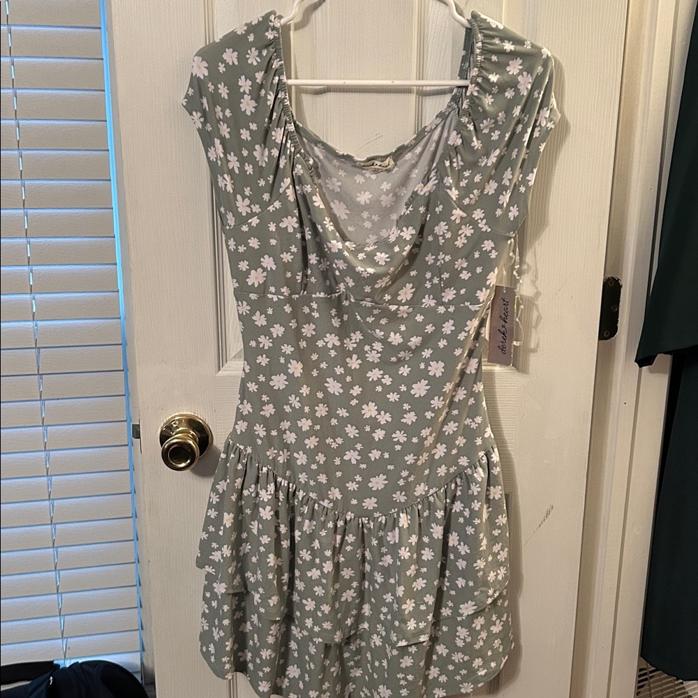 Derek Heart Sage Green Floral Top with White Daisies